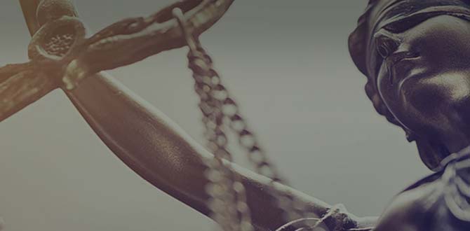 Méthodologie rigoureuse et analyse objective au service des expertises immobilières Représentation symbolique de la justice et de l’équité dans une expertise immobilière et juridique